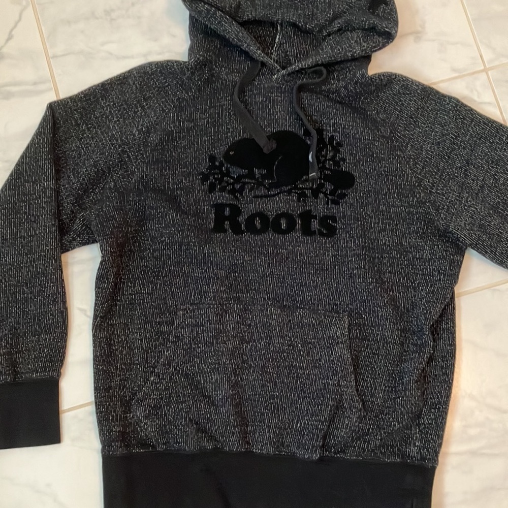 Roots black pepper long sleeve hoodie.  EUC!
